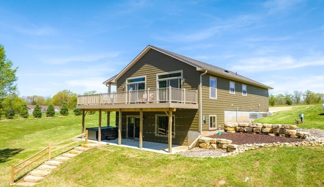 The Bridgeview Lodge Hot Tub + Incredible Mississippi River Views & Sunsets
