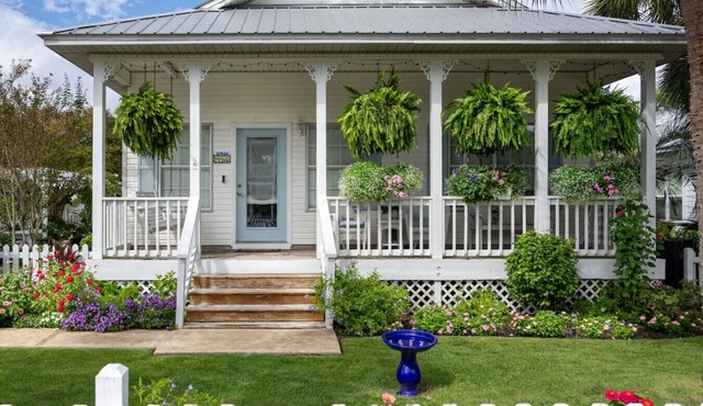 The Brinley House:Steps from Beach/Pool/Bikes etc.