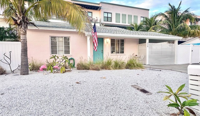 The Briny Bubble…Charming 2-bedroom cottage in Dunedin, steps to Main Street