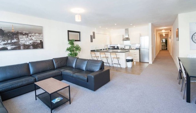 The Broadmead Forest - Spacious City Centre 3BDR Apartment