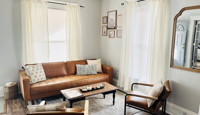 The Broadway Cottage - Great Bend Downtown(Pet Friendly)