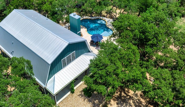 The Broken Tree Ranch: Barnhouse in the Woods with Pool & RV hook-up