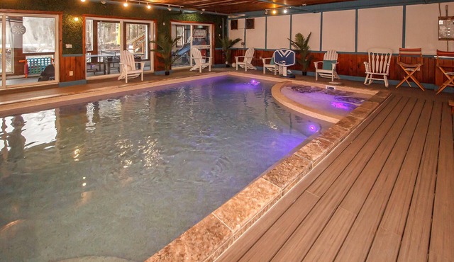 The Brown House. Indoor pool - Spa - Sauna - Gameroom