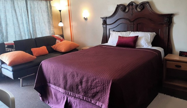 THE BROWN ROOM-Charming & Quiet THEMED Retro-Motel on Historic Route