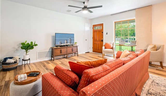 The Buck House- Family Friendly Near USA Campus, Golf & Tennis