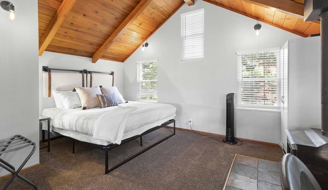 The Buck Spur | A Cozy Cottage close to Sandpoint & Silverwood