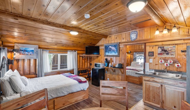 The Bucking Moose Bison Cabin: Cozy 2 queen cabin, 1 minute from Yellowstone!