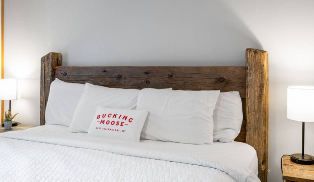 The Bucking Moose #07 Lynx Room King Suite, just 1 minute from Yellowstone.