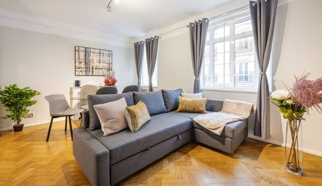 The Buckingham Palace Experience - 2 Bedroom Charm