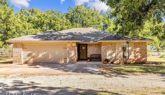 The Buffalo Gap Bungalow-Pet-Friendly! Cozy remodeled home surrounded by trees.