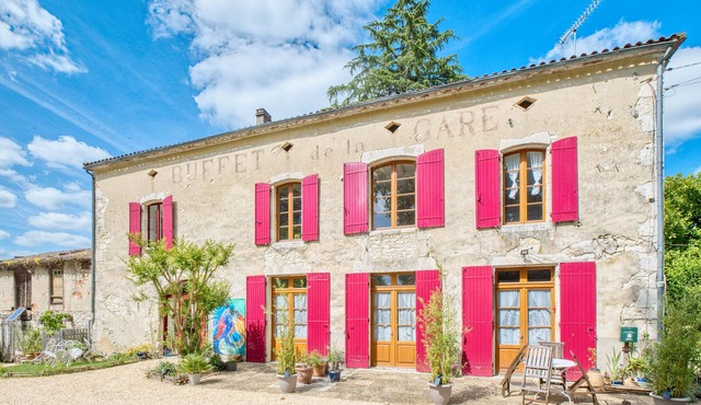 The Buffet de la Gare: Historic Gîte with Private Terrace in the Heart of Périgord Pourpre