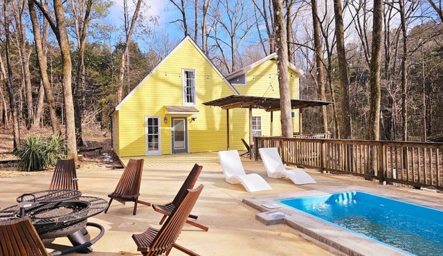 The Bulldog Backyard - Sleeps 16 - Game Day Fun - Close to Everything!