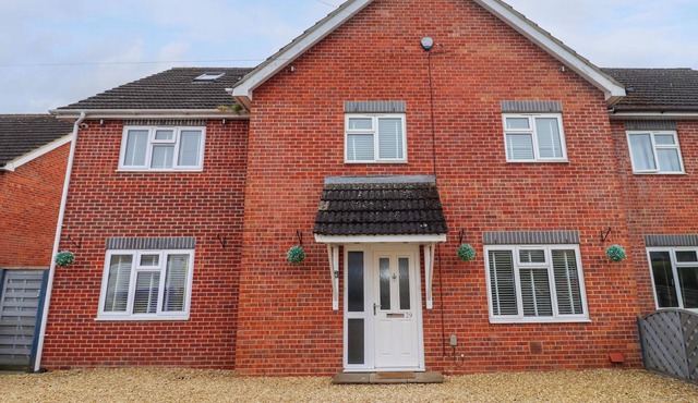 THE BULLSEYE, pet friendly, character holiday cottage in Stonehouse