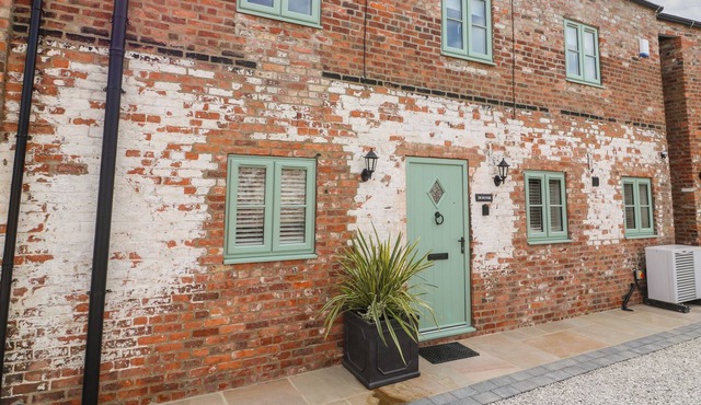 THE BULWARK, romantic, with hot tub in Drax, North Yorkshire