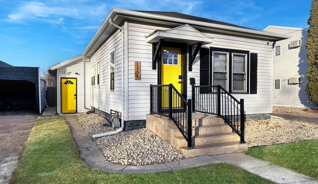 The Bunga Glow: Modern, Cozy & Bright Near Downtown