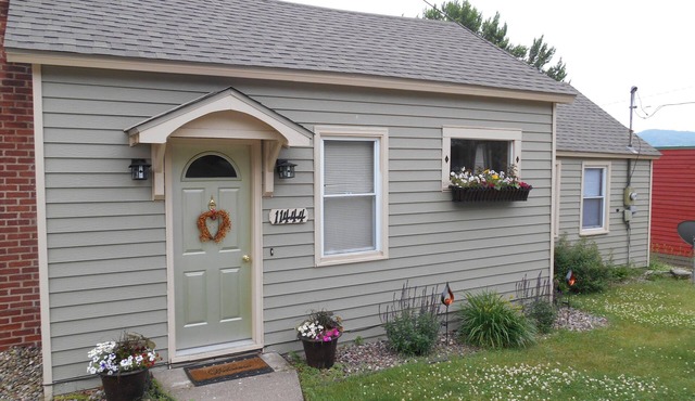 The Bungaleau 1 Bedroom House In Cute Rivertown