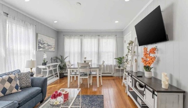The Bungalow at Belmont Park 2BR 5 mins - Airport