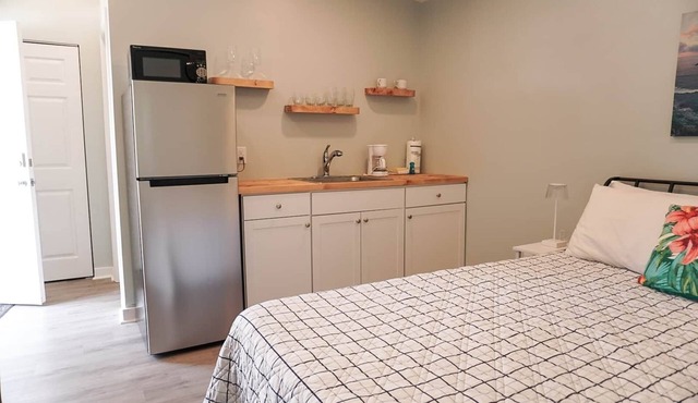 The Bungalow at Juniper Journey-Cozy, Perfect for 2 Close to OWA, Beaches