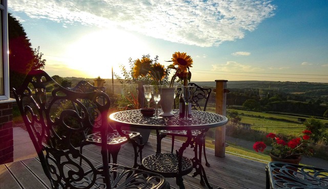 THE BUNGALOW@BARLOW, pet friendly, with open fire in Chesterfield