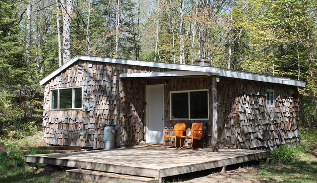 The Bungalow. Cedar shake cabin near Mount Bohemia, boat launch, beach. Private