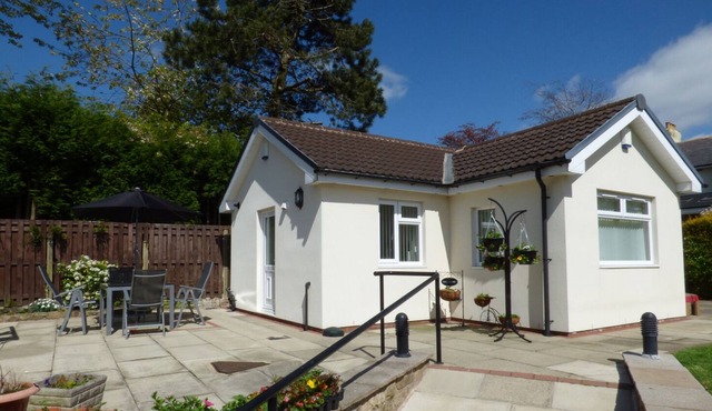 THE BUNGALOW, character holiday cottage, with a garden in Burnley