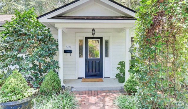 The Bungalow - Charming 2 Bed/2 Bath Guest House on 2 acres in Summerville, SC