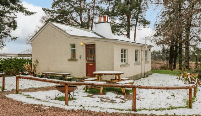 THE BUNGALOW, family friendly, character holiday cottage in Lhanbryde