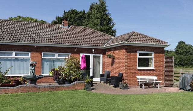 THE BUNGALOW, family friendly, with a garden in Dunnington