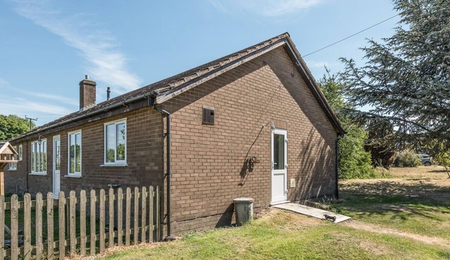 THE BUNGALOW, pet friendly, with a garden in Cleobury Mortimer