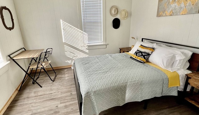 The Bungalow House; 2 Bed 1 bath; minutes from Cheyenne Bottoms! Pet Friendly.