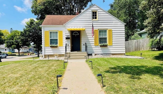 The Bungalow | Near DTSF | Dog Friendly | Sauna