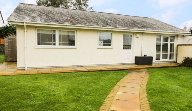 THE BUNGALOW, pet friendly in Morfa Nefyn