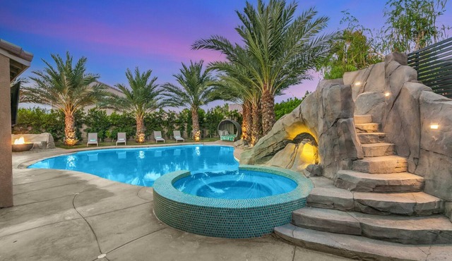 The Bungalow - Unique desert tropical experience, Giant pool with slide