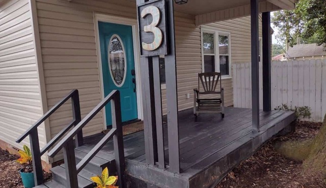 The Bungalow. Walk to Bayou! Backyard Family Fun!