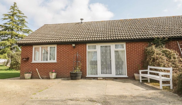 THE BUNGALOW, with pool in Bentley