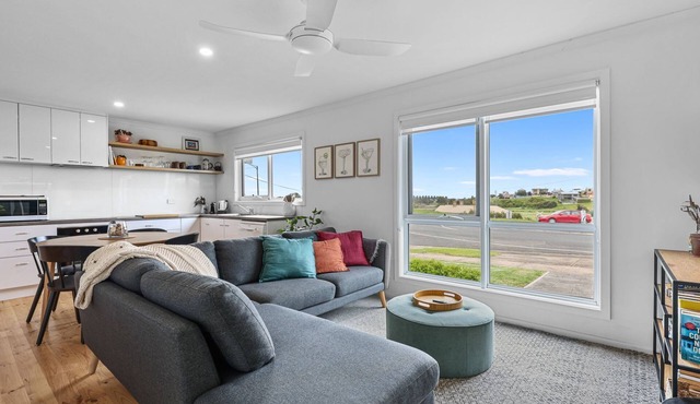 The Bungalow - Your Stylish Warrnambool Retreat