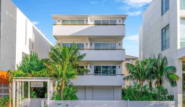 The Bungalows Queen 7