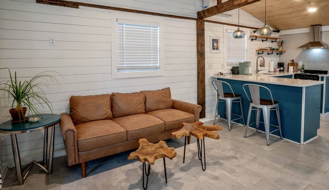 The Bunkhouse “ 5 minutes to I-75” Unique Loft across Brewery & Wedding Venues.