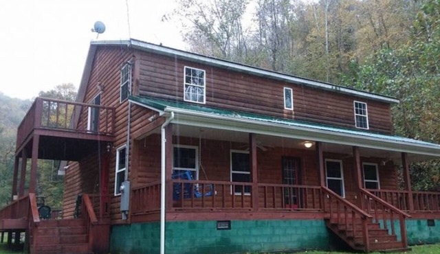 The Bunkhouse A two story rustic cabin 3BR 2BA