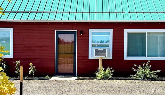 The Bunkhouse at PennyLane! Cozy Barn apt in the country, only 1 mile off I-25.