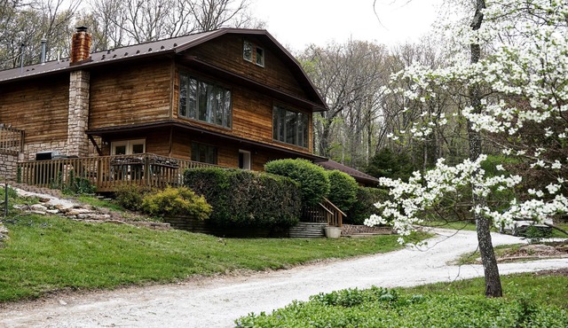 The Bunkhouse- fire pit, waterfall, games, private retreat for the family!