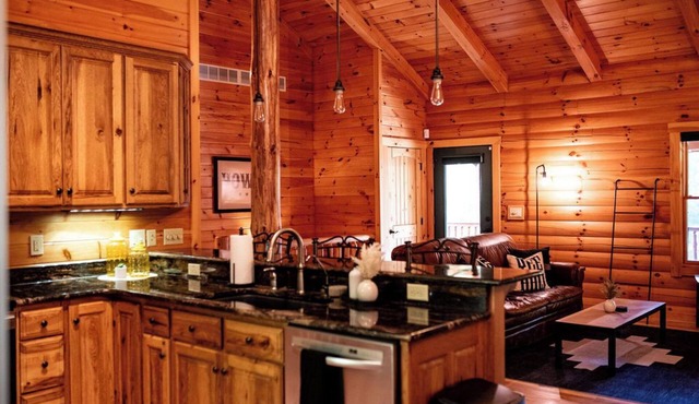 "The Bunkhouse" Luxury Cabin n-Hot Tub-Pond - Indoor Sauna - Sleeps 12