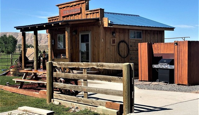 The Bunkhouse: Mountain views, solitude, close to town and many western sights.