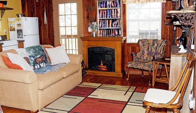 "The BunkHouse" a Pet Friendly Cabin on a 50 Acre Horse Farm, The Bunkhouse - 1br Cabin w/View on a.