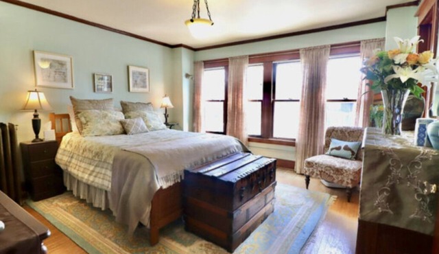 The Burd Room w/queen bed