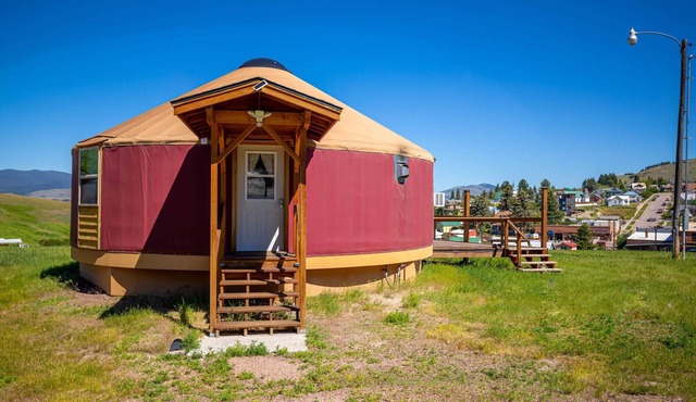 The Burg Yurt - Historic Downtown Philipsburg