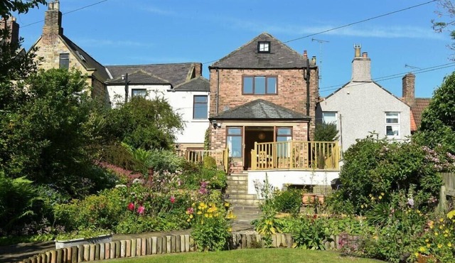 THE BURGAGE HOUSE, pet friendly, with a garden in Warkworth
