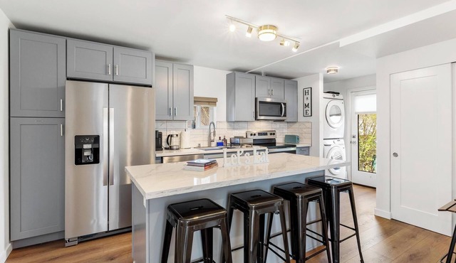 The Burien Modern Cozy - Near Airport & Amenities 2 Bed 1 Bath With AC