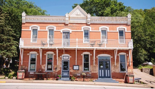 The Burlington Hotel & Bar - Alma WI