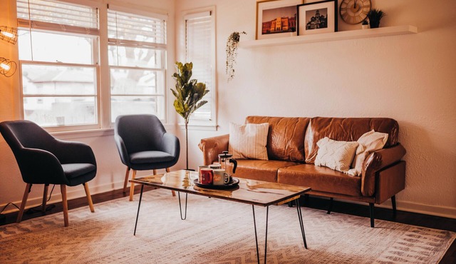 The Burrow-Cozy 3 BDRM HM - Free Parking